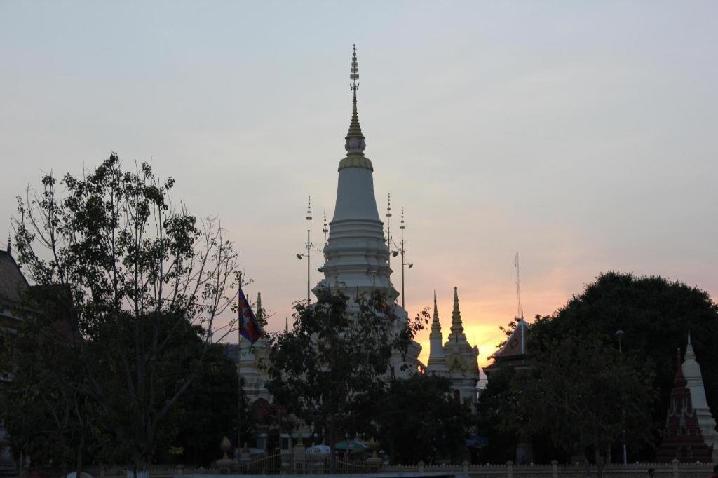 วี บูทิก โฮเต็ล - บีเคเค Hotel พนมเปญ ภายนอก รูปภาพ